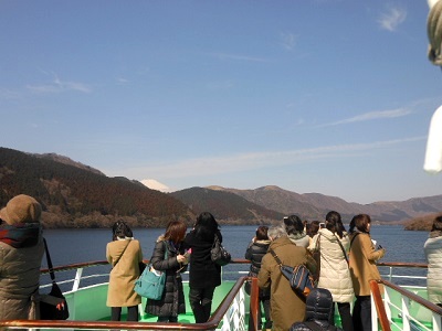 芦ノ湖船上からわずかにみえる富士